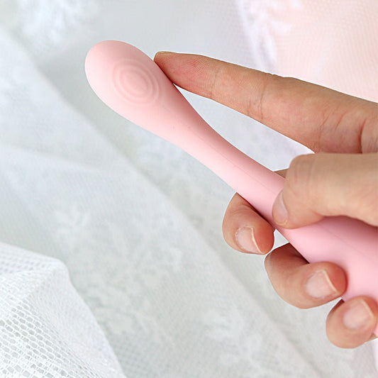 用户手持G-Spot震动器与震动蛋,展示其小巧便携设计与柔软触感,适合随身携带的情趣用品。