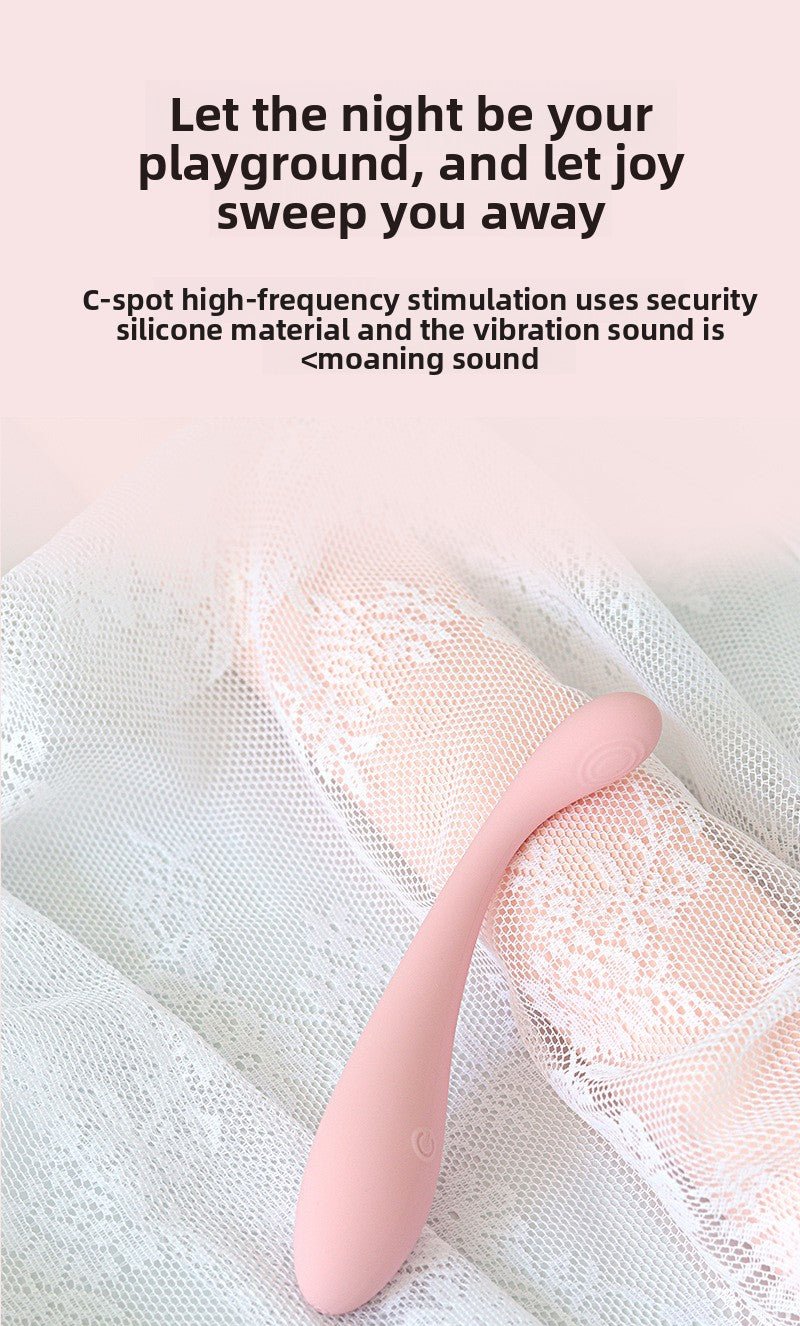 G-Spot震动器与震动蛋放置在蕾丝布上，强调其高频震动与安全硅胶材质，适合夜间私密使用。